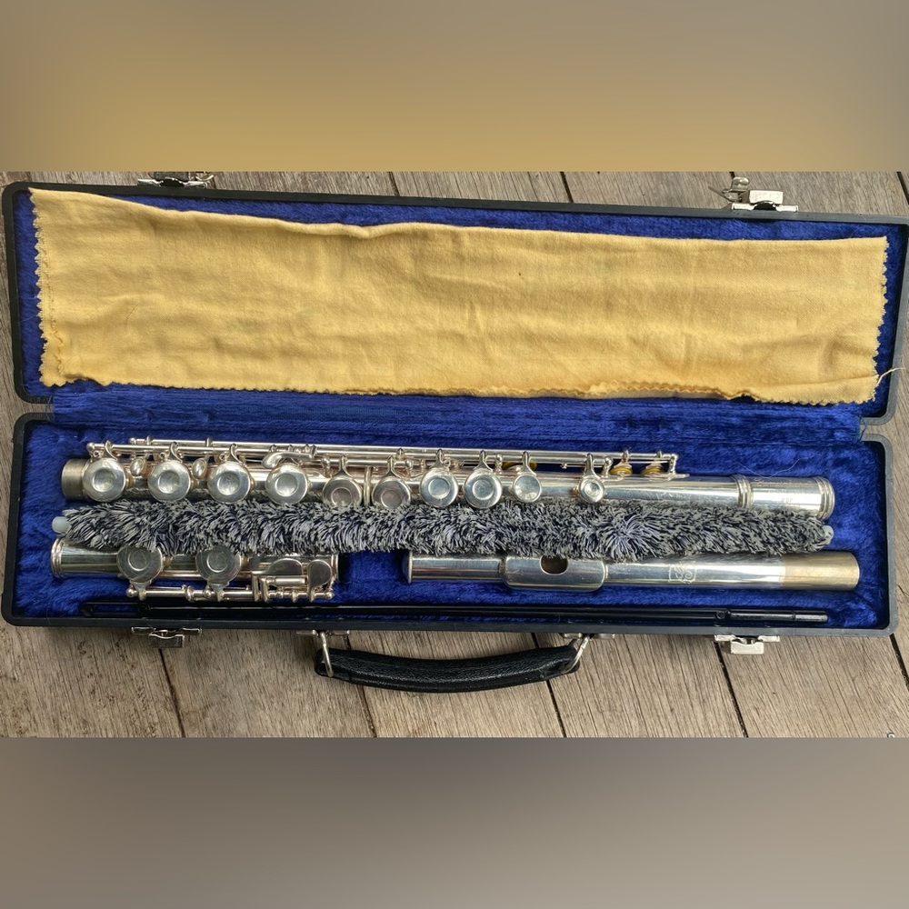 Gemeinhardt 2SP Silver Plated Flute W/ Hard Case serial number- j27629 (student)